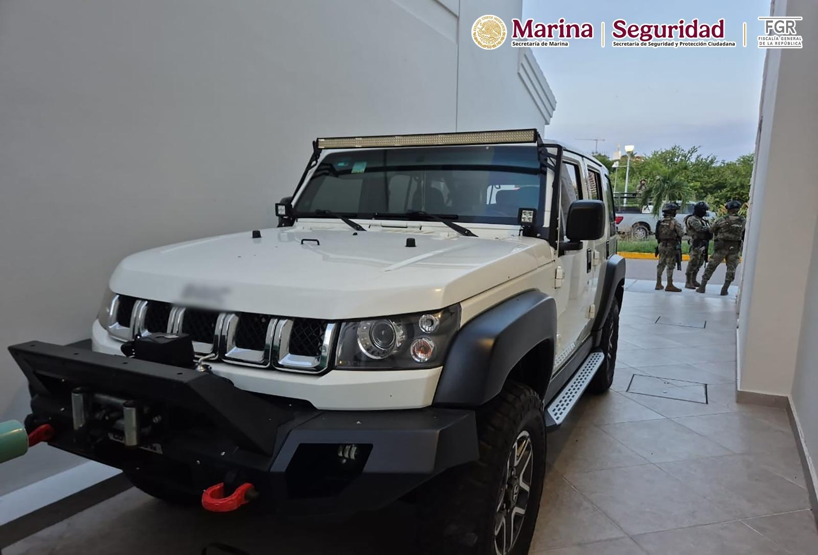 $!Detienen en Mazatlán a un hombre en fraccionamiento de la Marina y le aseguran vehículos, arma larga, cartuchos y droga