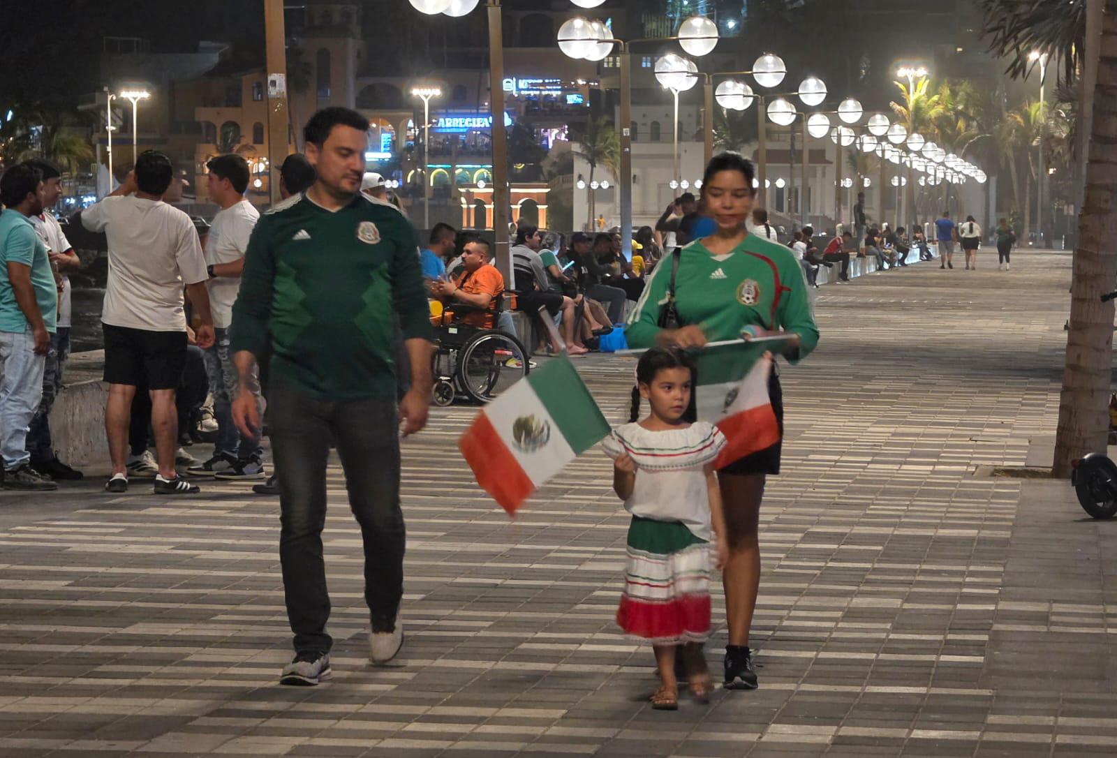 $!Festejan en restaurantes del Paseo Olas Altas el triunfo de la selección de México ante Ecuador