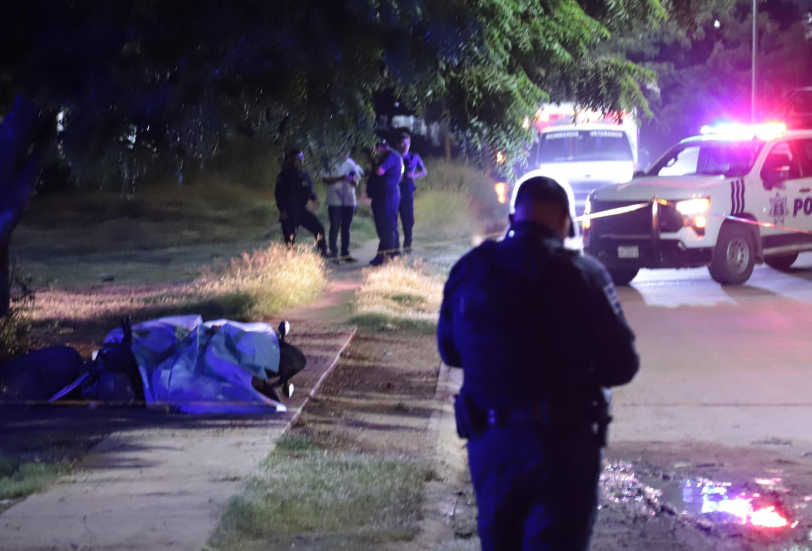 $!Asesinan a balazos a hombre mientras estaba sobre su motocicleta en Mazatlán