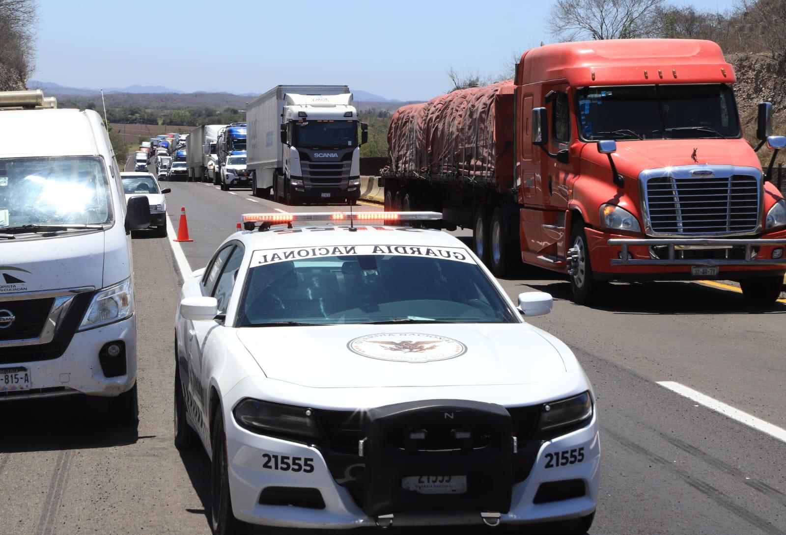 $!Vuelca camión de carga tras chocar contra otro en la autopista Mazatlán-Culiacán; el tráfico es lento