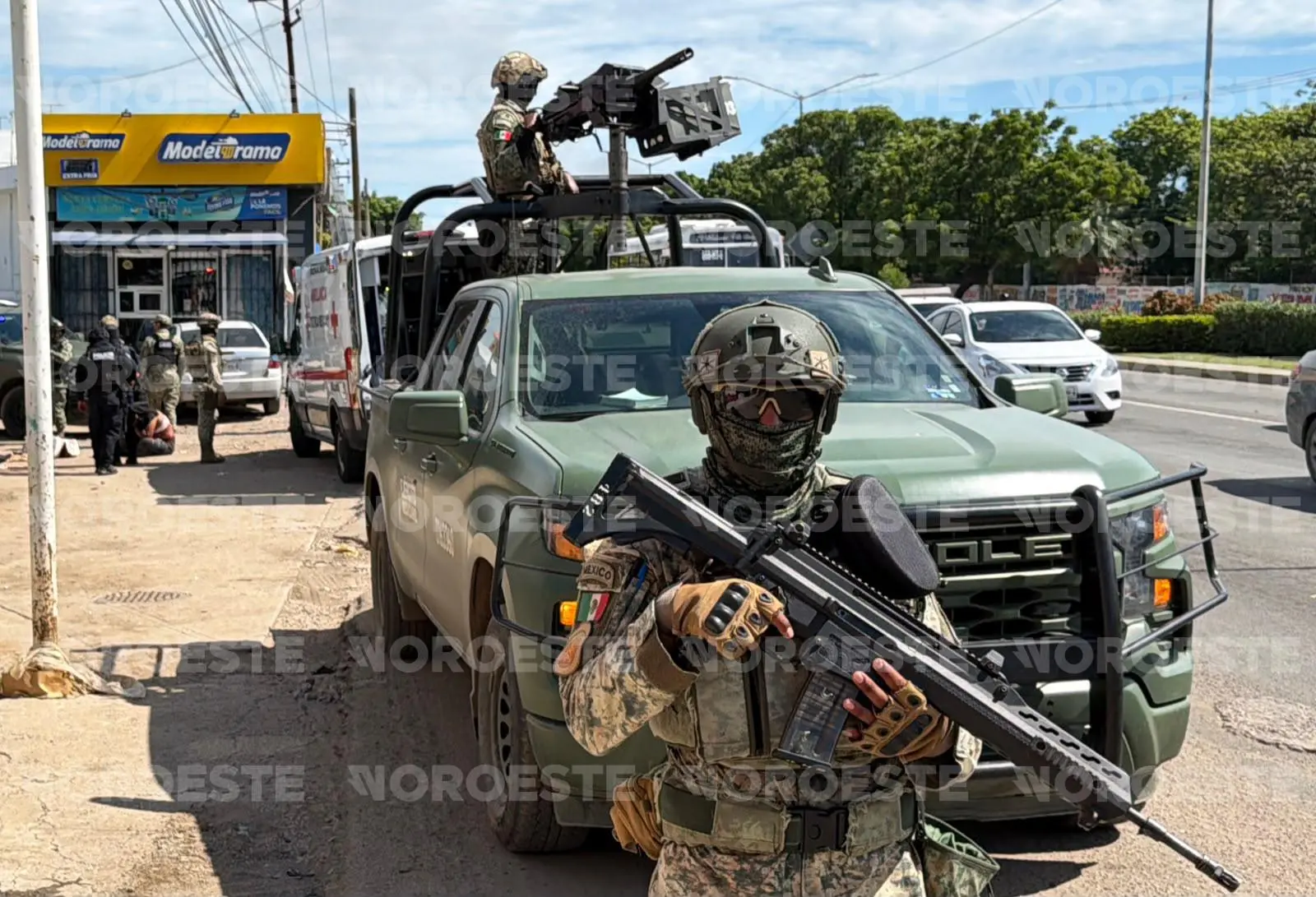 $!Ejército detiene a dos motociclistas tras presuntamente balear casa en Mazatlán