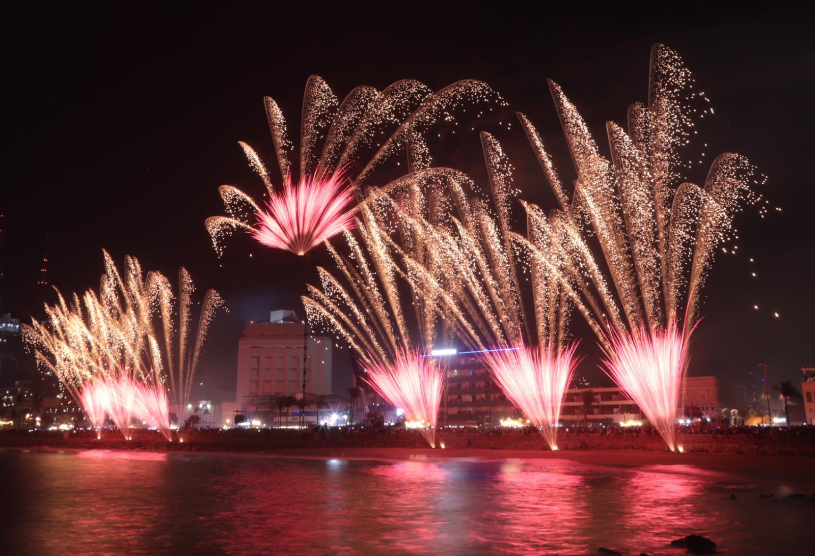 $!Disfrutan miles de personas del tradicional Combate Naval del Carnaval de Mazatlán
