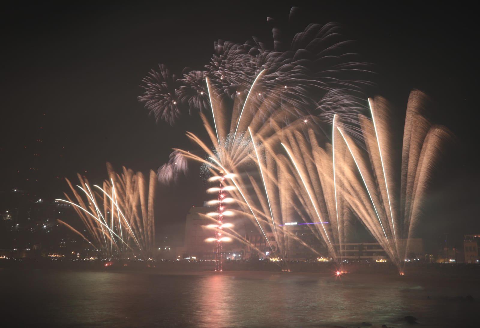$!Disfrutan miles de personas del tradicional Combate Naval del Carnaval de Mazatlán