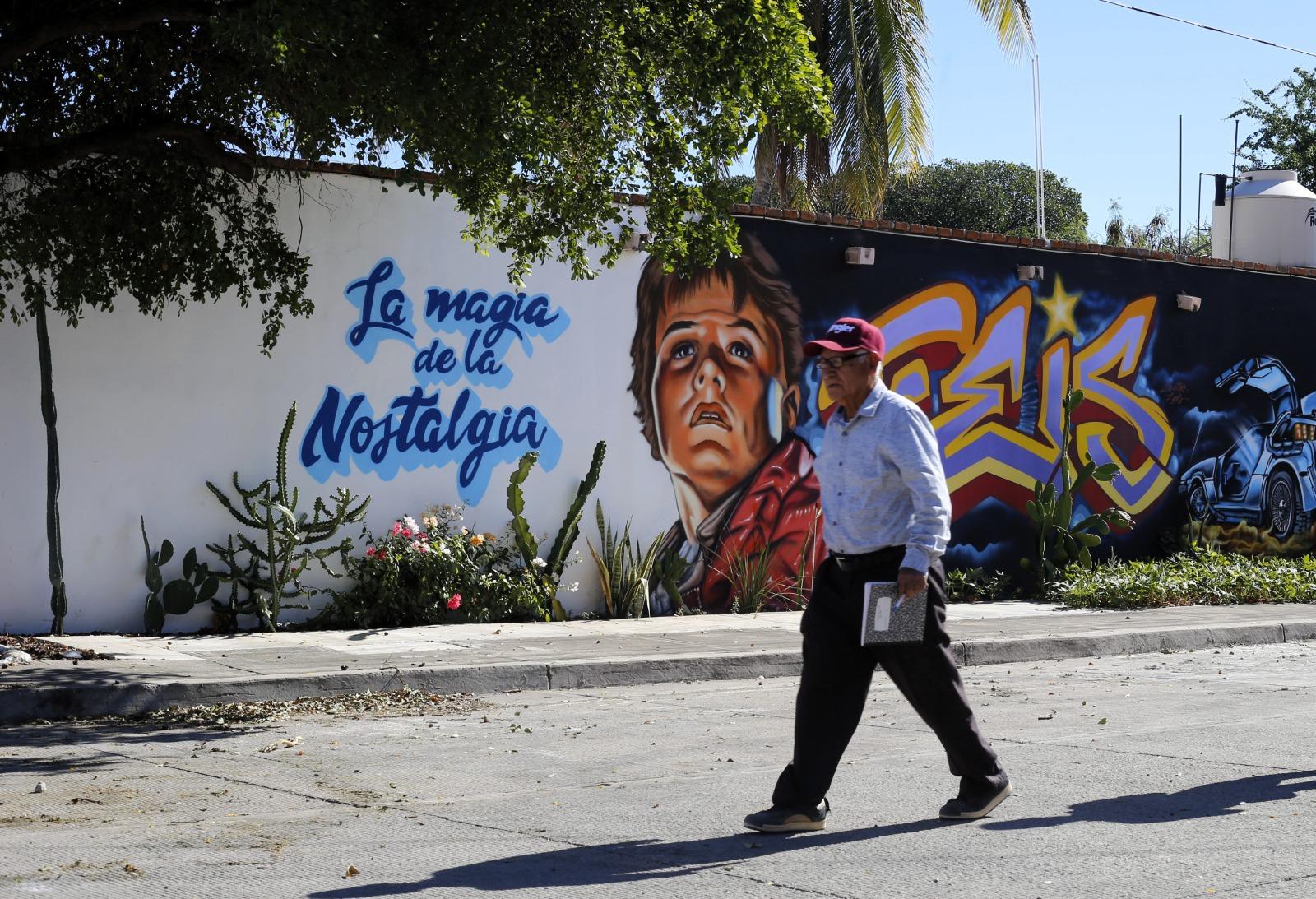 $!Da el Doctor Feis ‘cachetazo’ de nostalgia con mural de película Volver al futuro en la colonia Zapata