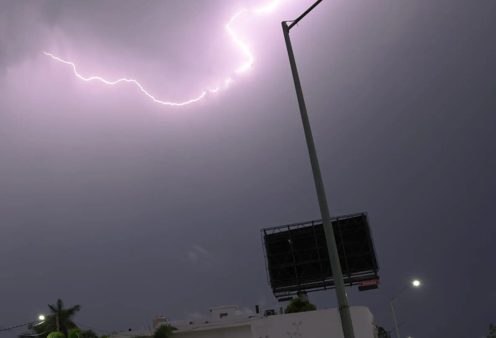 $!Registra el norte de Mazatlán actividad eléctrica; prevén lluvias por la noche y madrugada