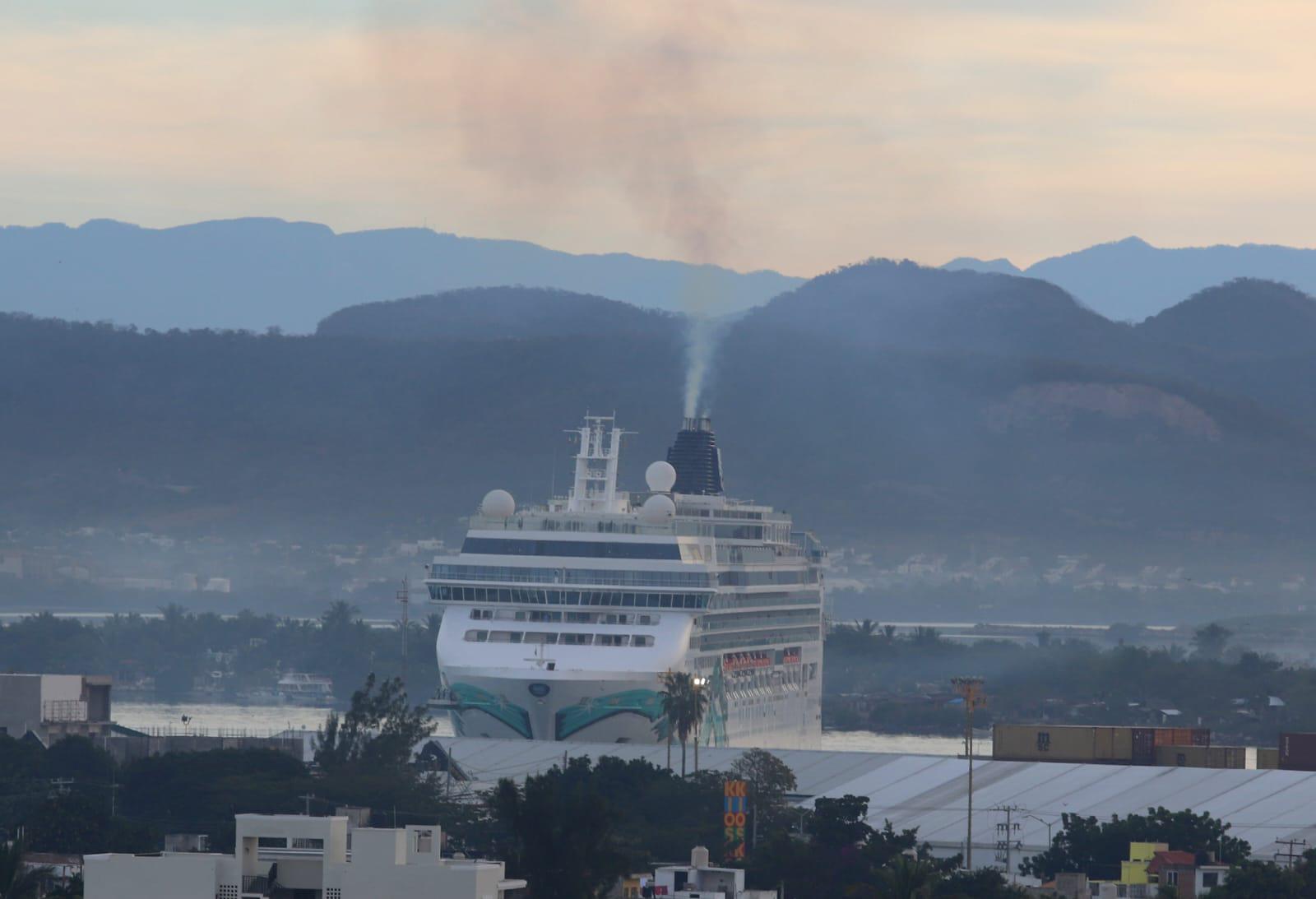 $!Llega a Mazatlán el Norwegian Jade con 3 mil visitantes