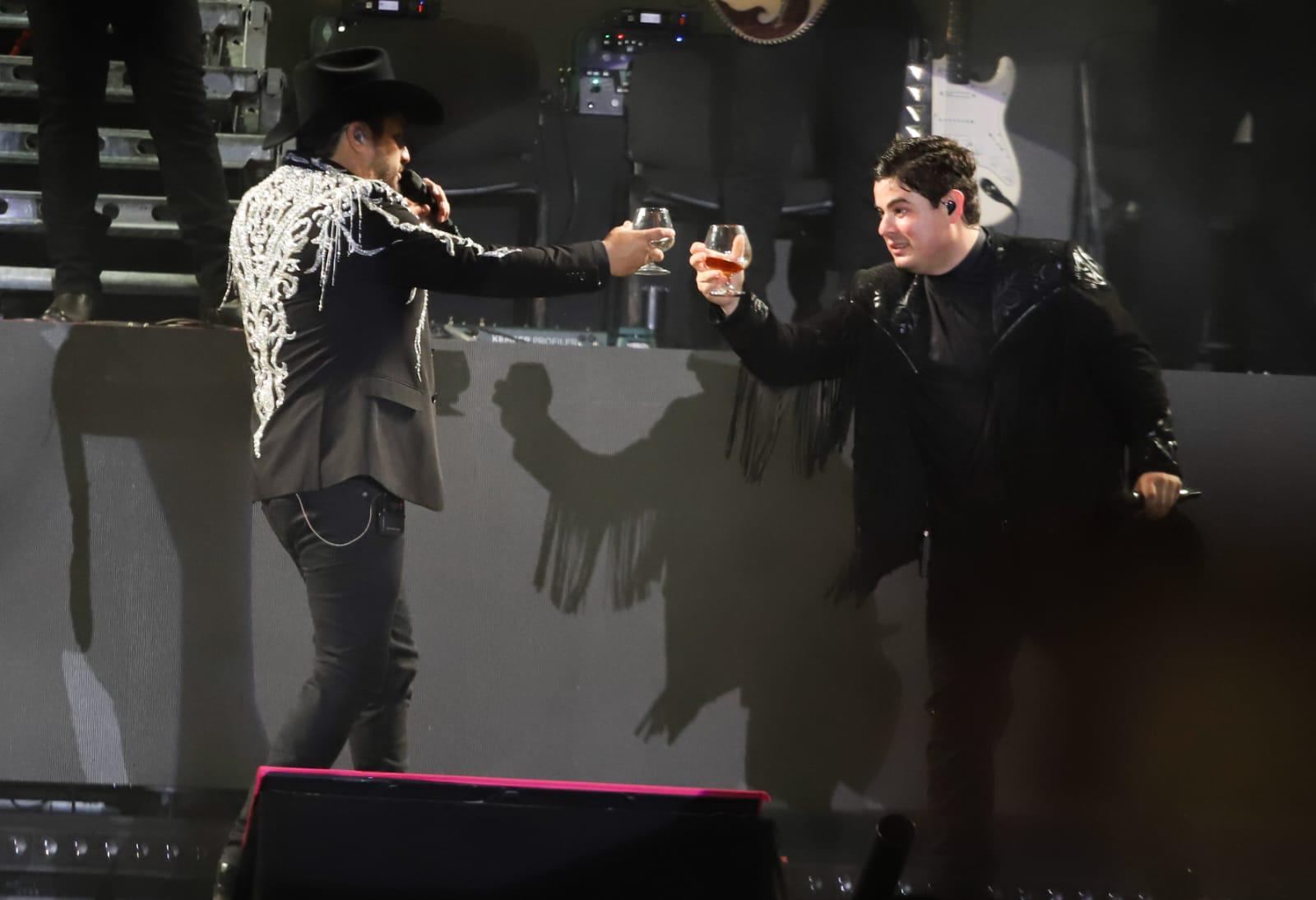 $!Abren la fiesta carnavalera Julión Álvarez y Alfredo Olivas con el Rey de la Alegría Héctor II