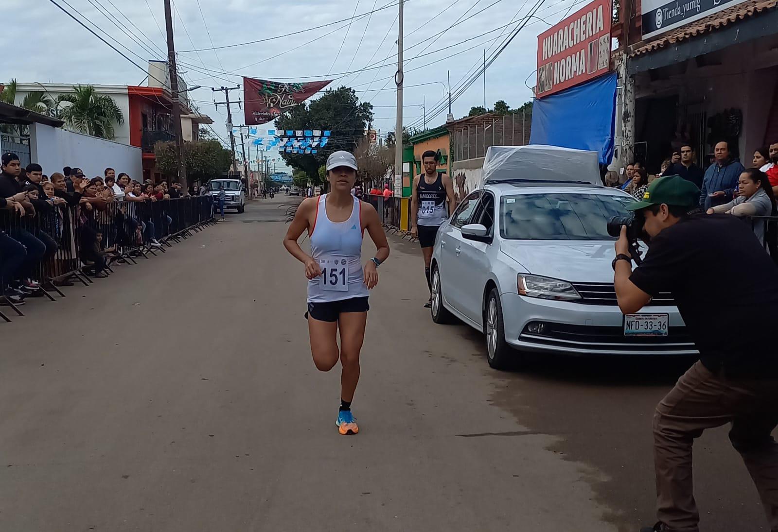 $!Mazatleca Norma Labrador anda desatada y ahora gana el Medio Maratón de la Candelaria en Quilá