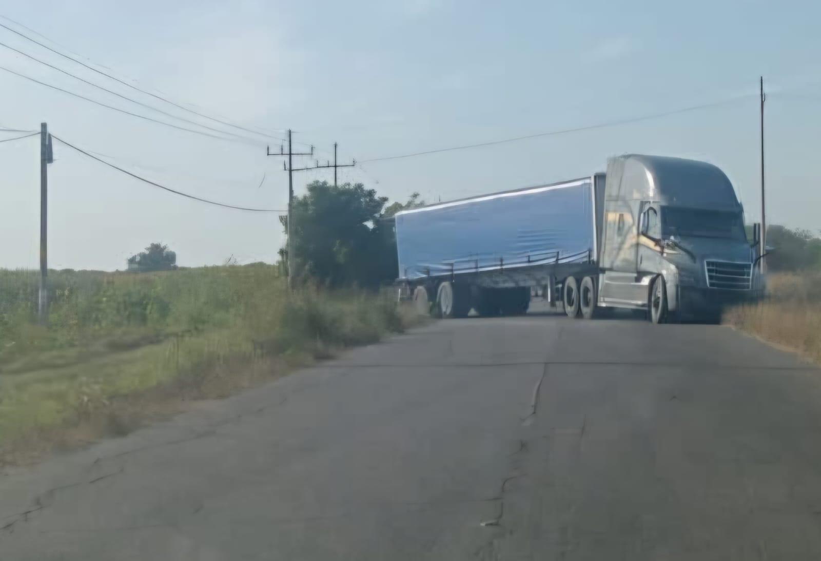 $!Bloquean con tráileres carretera Potrerillos-La Cruz, en Elota