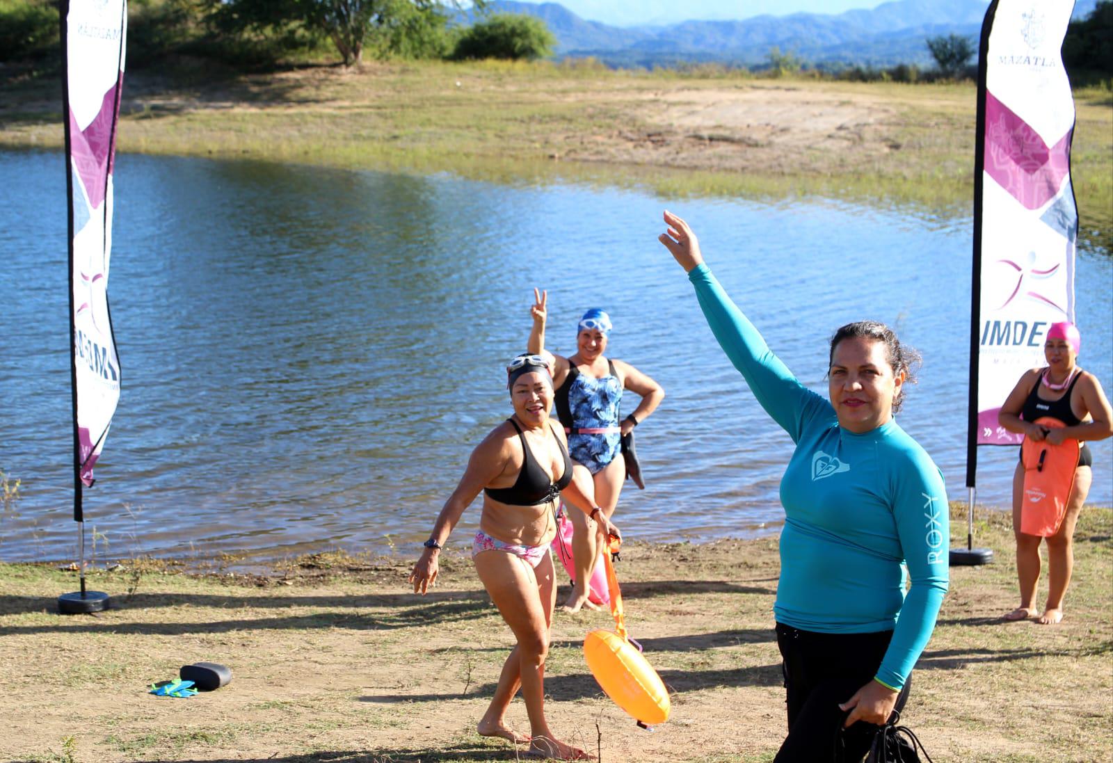 $!Disfrutan nadadores mazatlecos de la presa Picachos