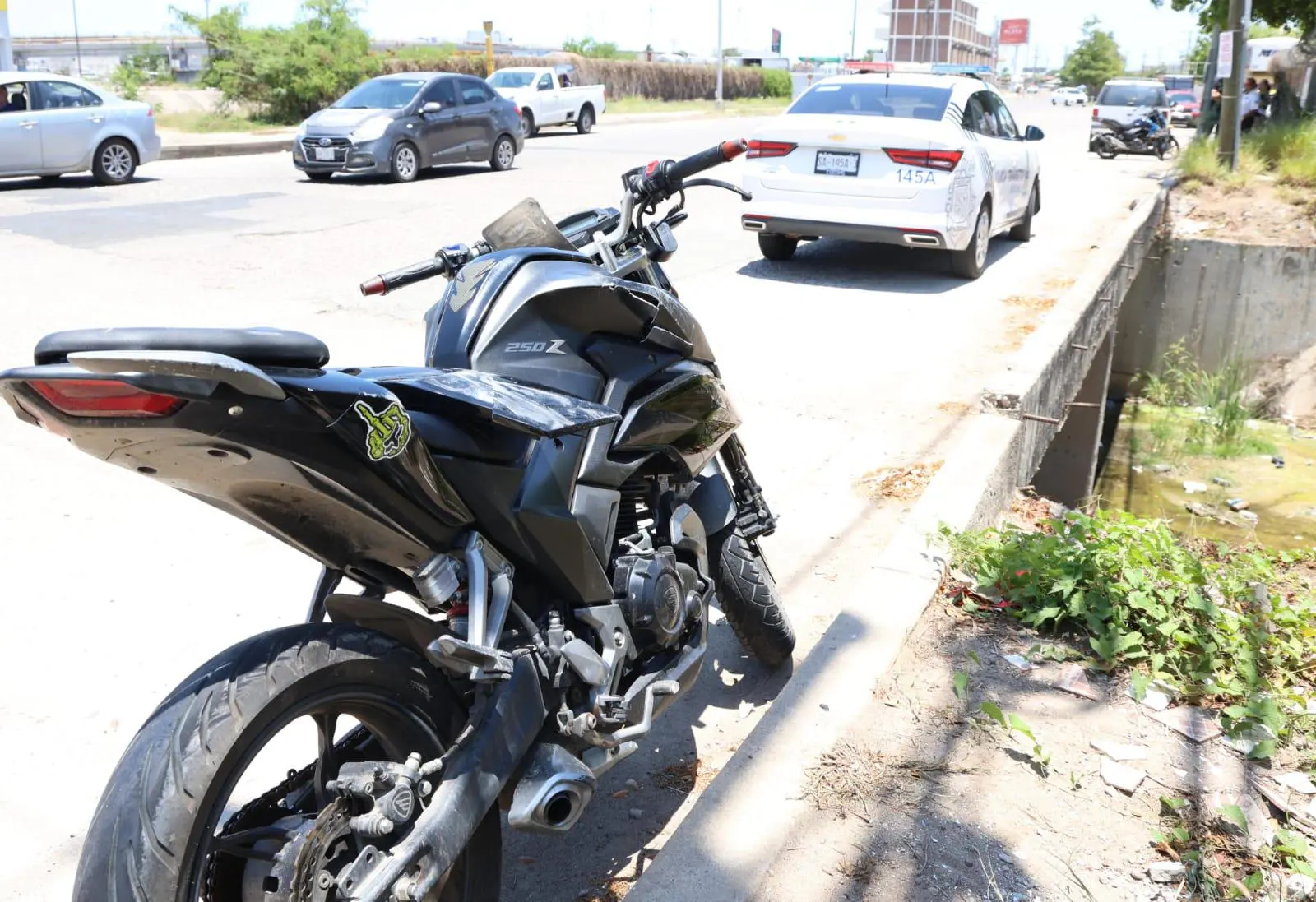 $!Joven motociclista sufre fractura tras choque con camioneta en Mazatlán