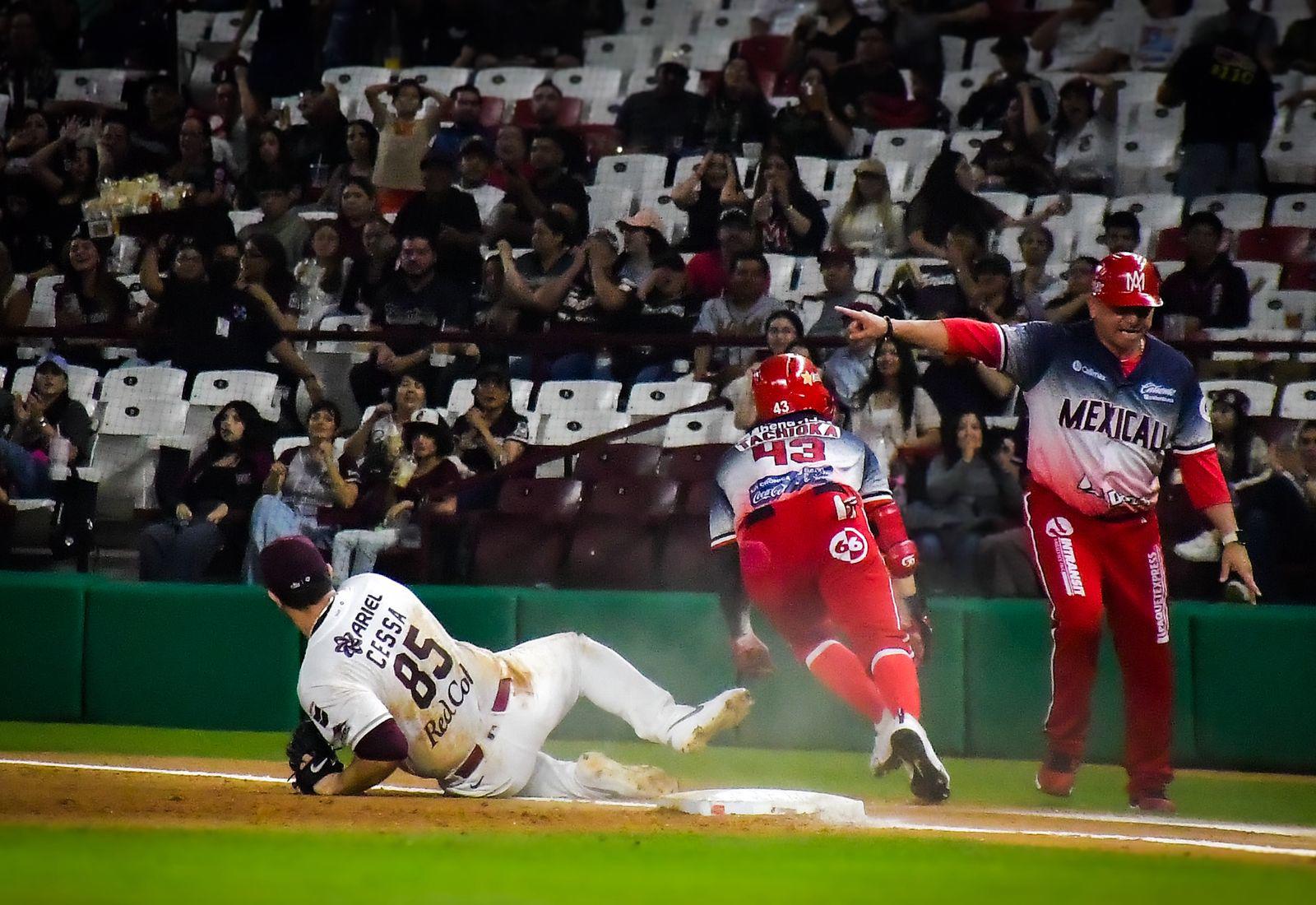 $!Tomateros empareja la Serie Navideña con poder guinda