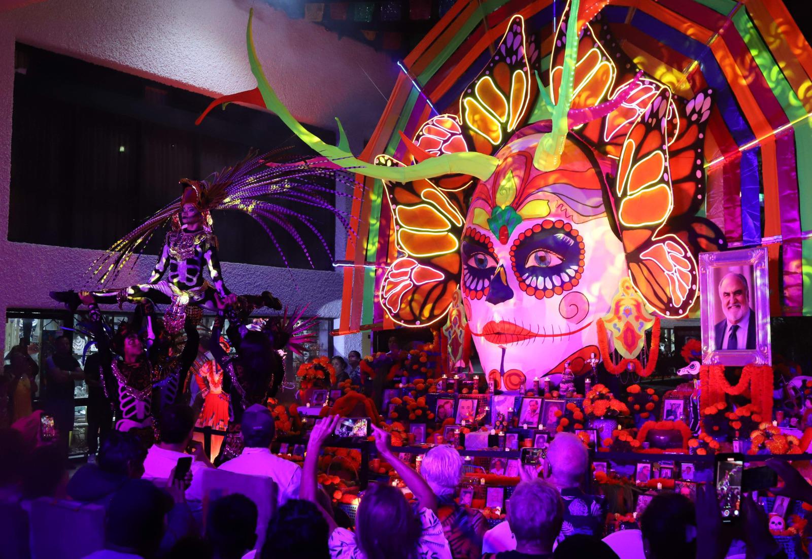 $!El altar, está adornado con flores de cempasúchil, velas, sal, agua e incienso.