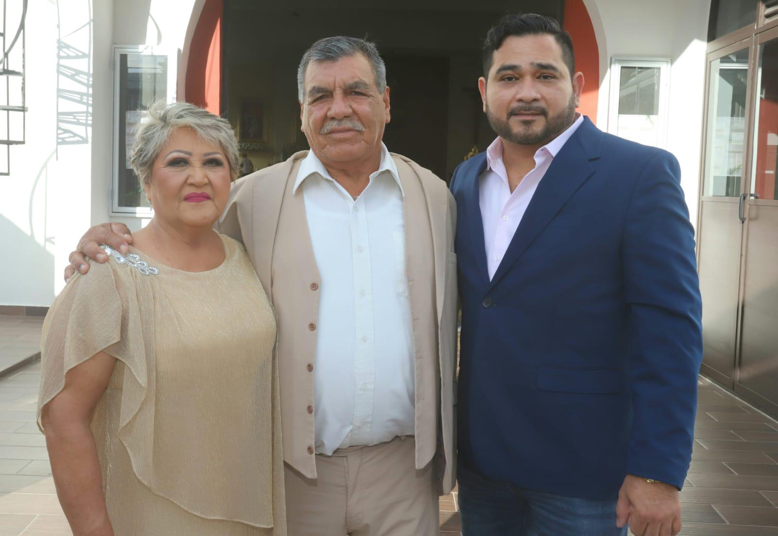 $!Gloria y Miguel Ángel junto a Luis Alejandro Córdova Sánchez.