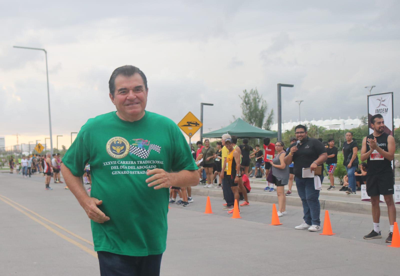 $!Interrumpe lluvia culminación de Carrera Día del Abogado