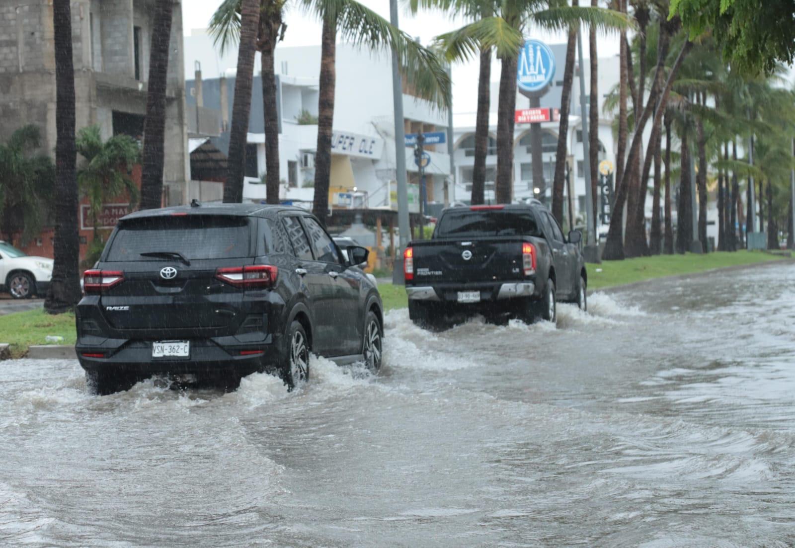$!Continuará este sábado lluvia fuerte en Mazatlán, debido a desprendimientos nubosos de la tormenta Raymond