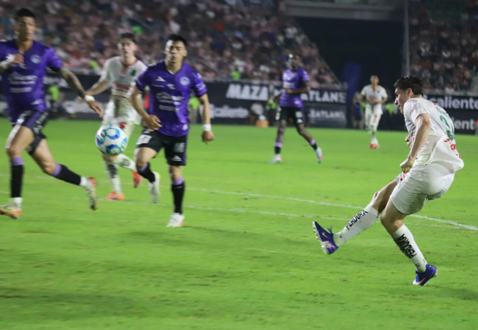 $!Chivas conserva el invicto pese a fuerte cierre de Mazatlán