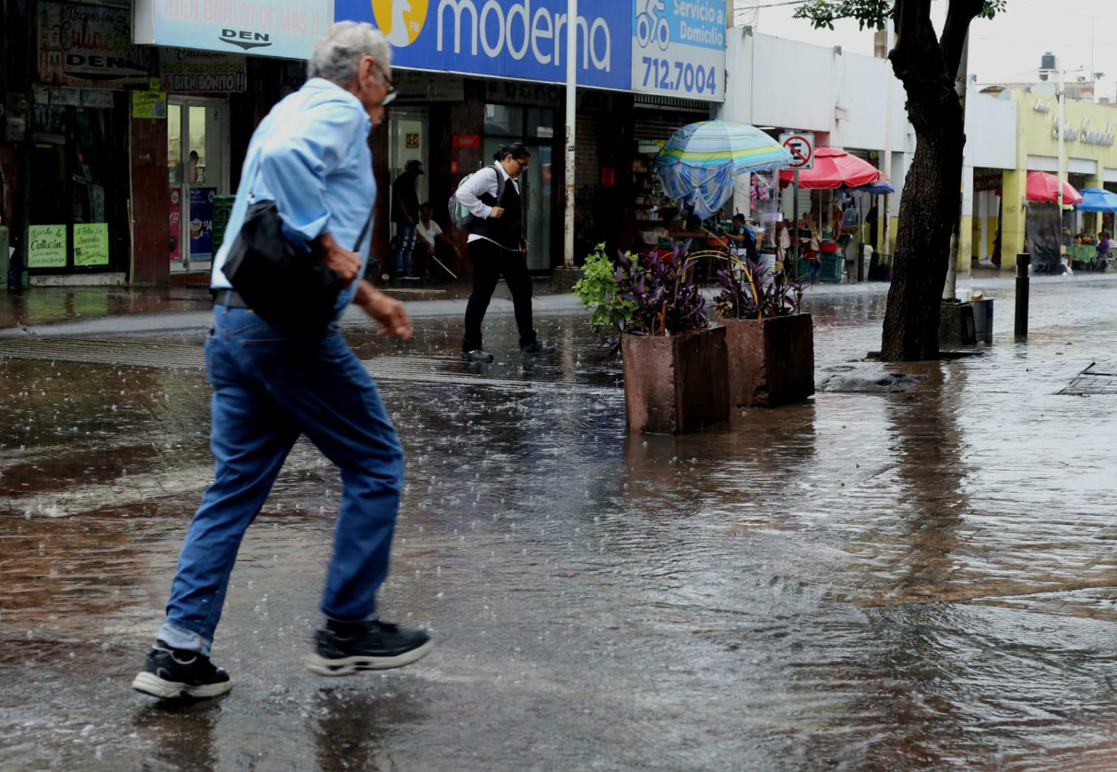 $!Sorprenden lluvias matutinas a Culiacán; activan operativos de emergencia y SEPyC mantiene clases bajo criterio