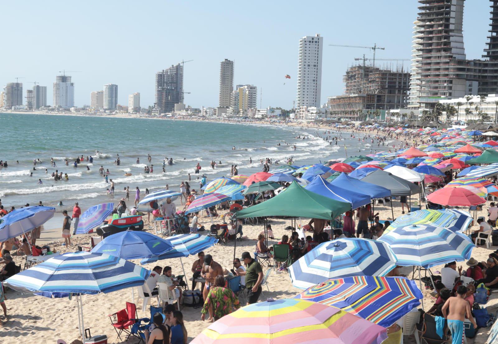 $!Disminuye la afluencia de turistas en playas de Mazatlán este Sábado de Gloria