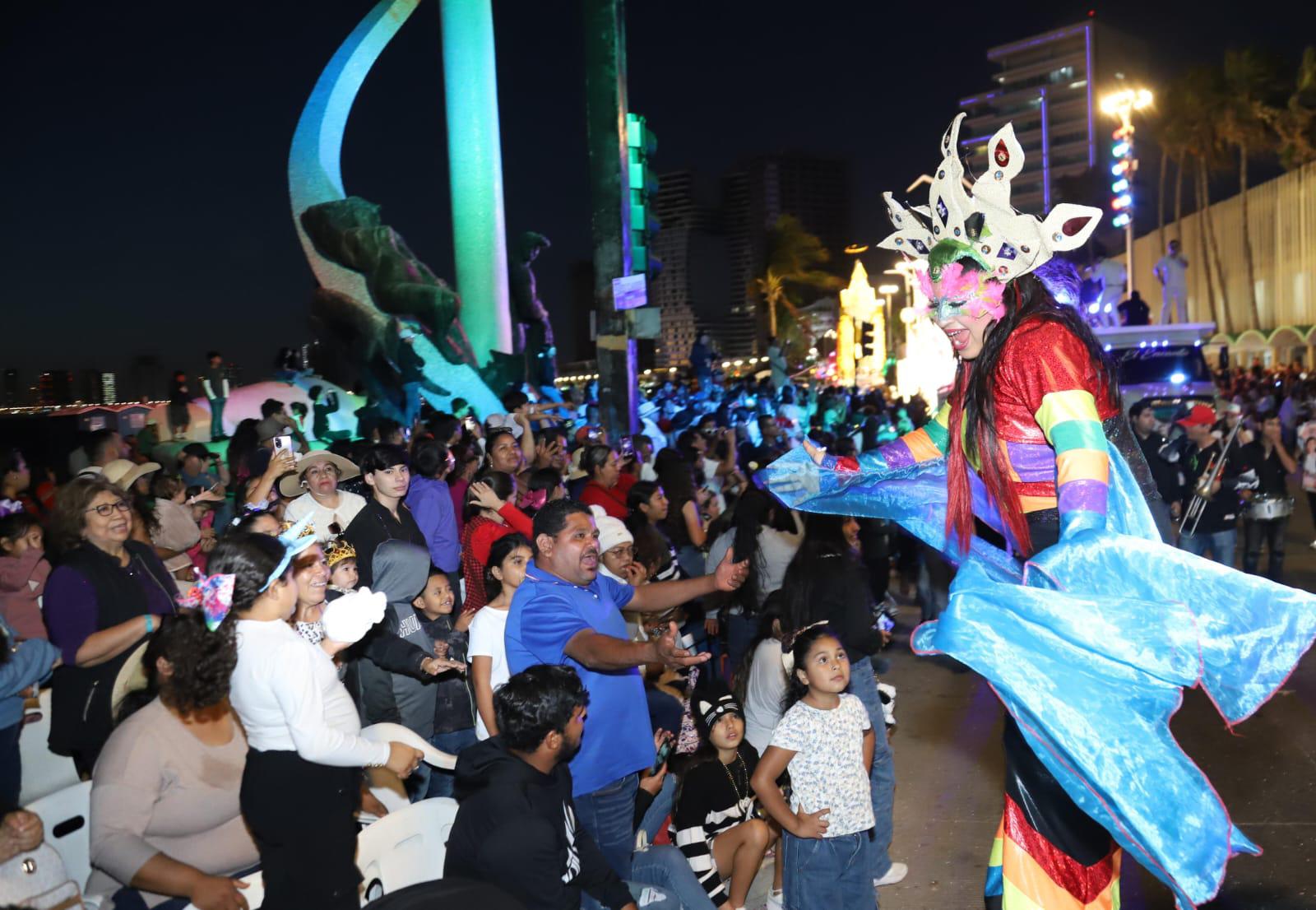 $!A la sombra del atardecer, cierra Mazatlán su Carnaval con un emotivo desfile