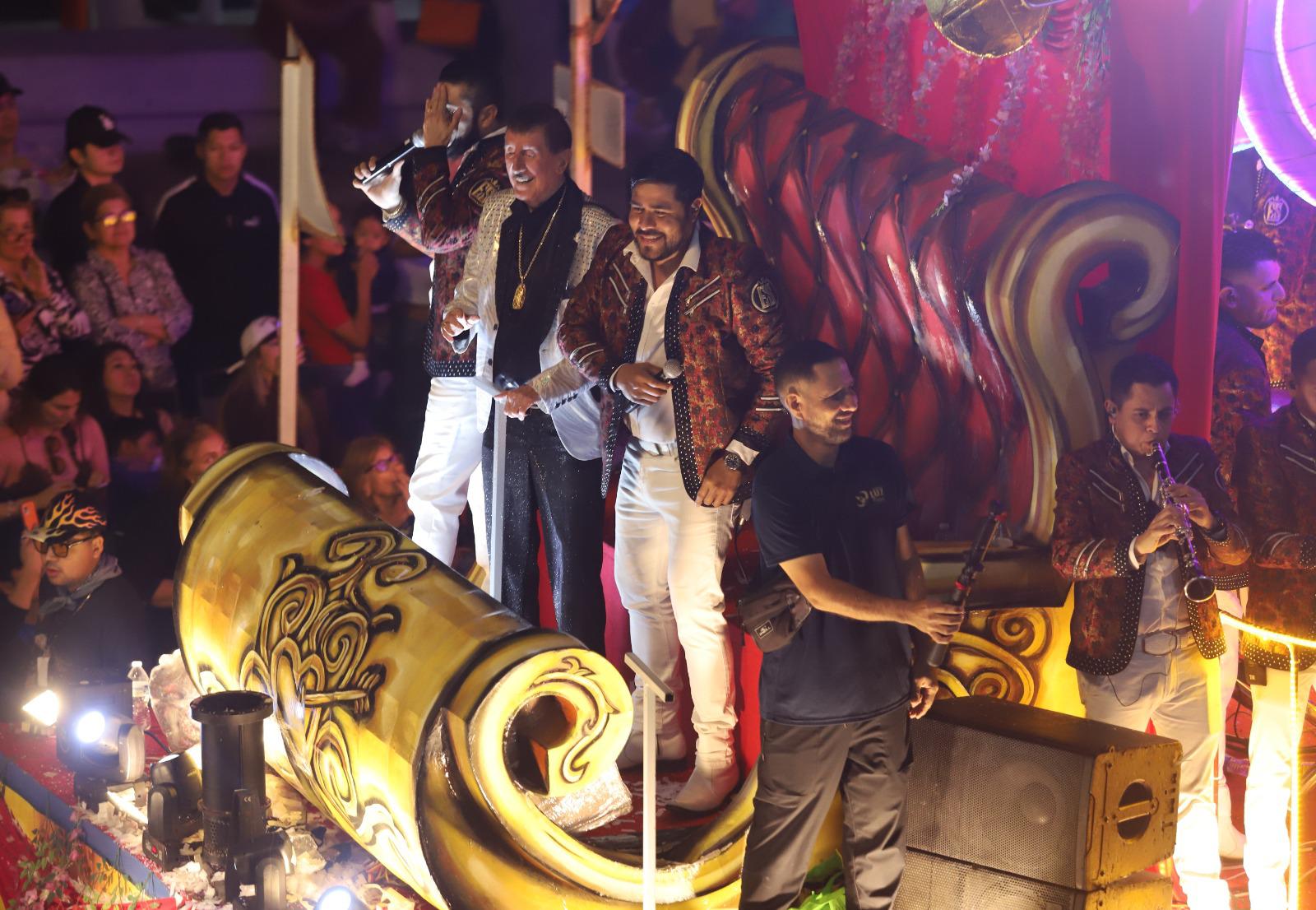 $!La Banda Estrellas de Sinaloa de don Germán Lizárraga puso ritmo y tradición al segundo desfile.