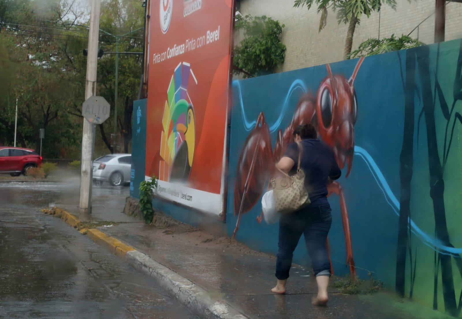 $!Sorprenden lluvias matutinas a Culiacán; activan operativos de emergencia y SEPyC mantiene clases bajo criterio