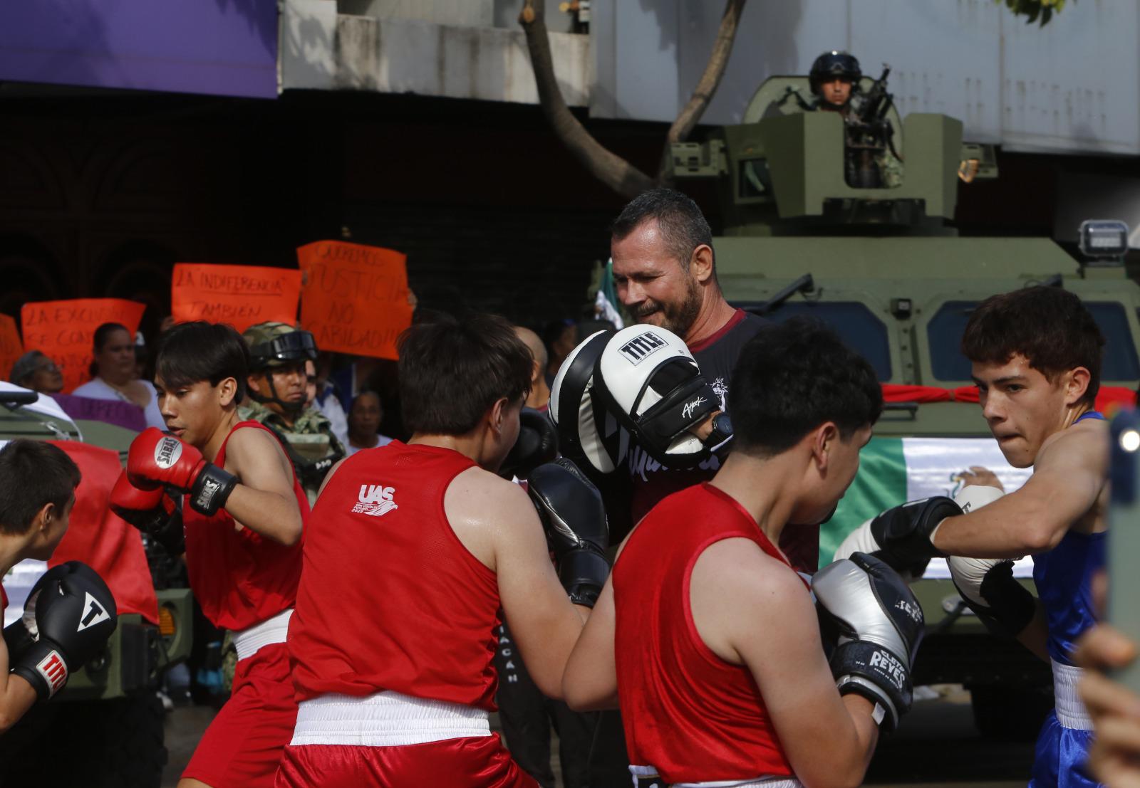 $!Participan casi 4 mil personas en el desfile del 20 de Noviembre en Culiacán