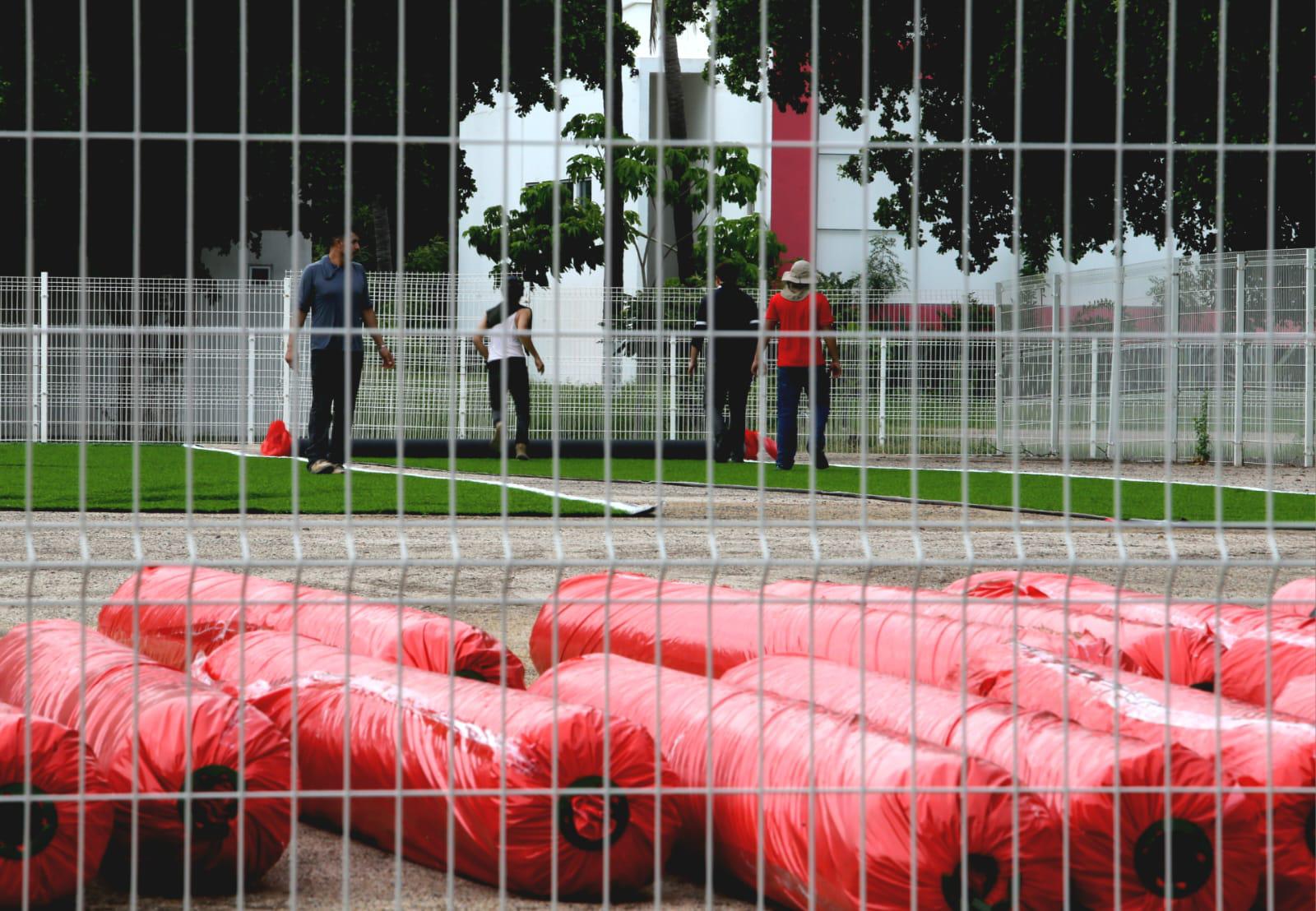 $!Rehabilitan canchas de futbol con pasto sintético en el Centro Cívico Constitución