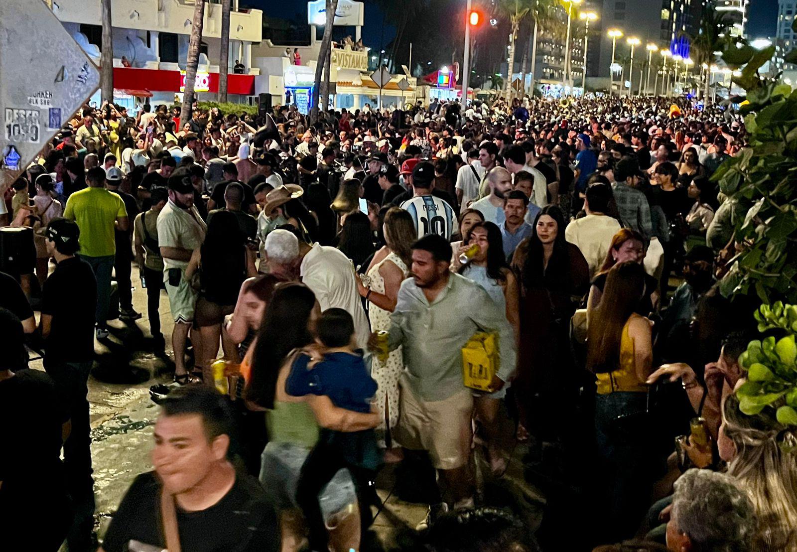 $!Reúne zona de las Letras de Mazatlán a cientos de personas durante el Viernes Santo