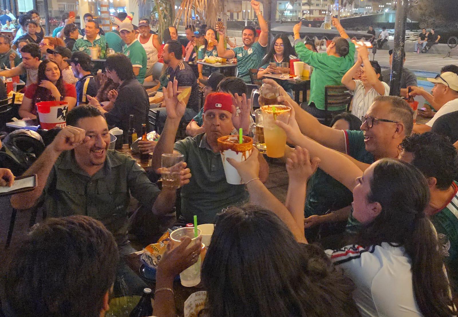 $!México desata la fiesta en Olas Altas tras asegurar su pase a la siguiente ronda