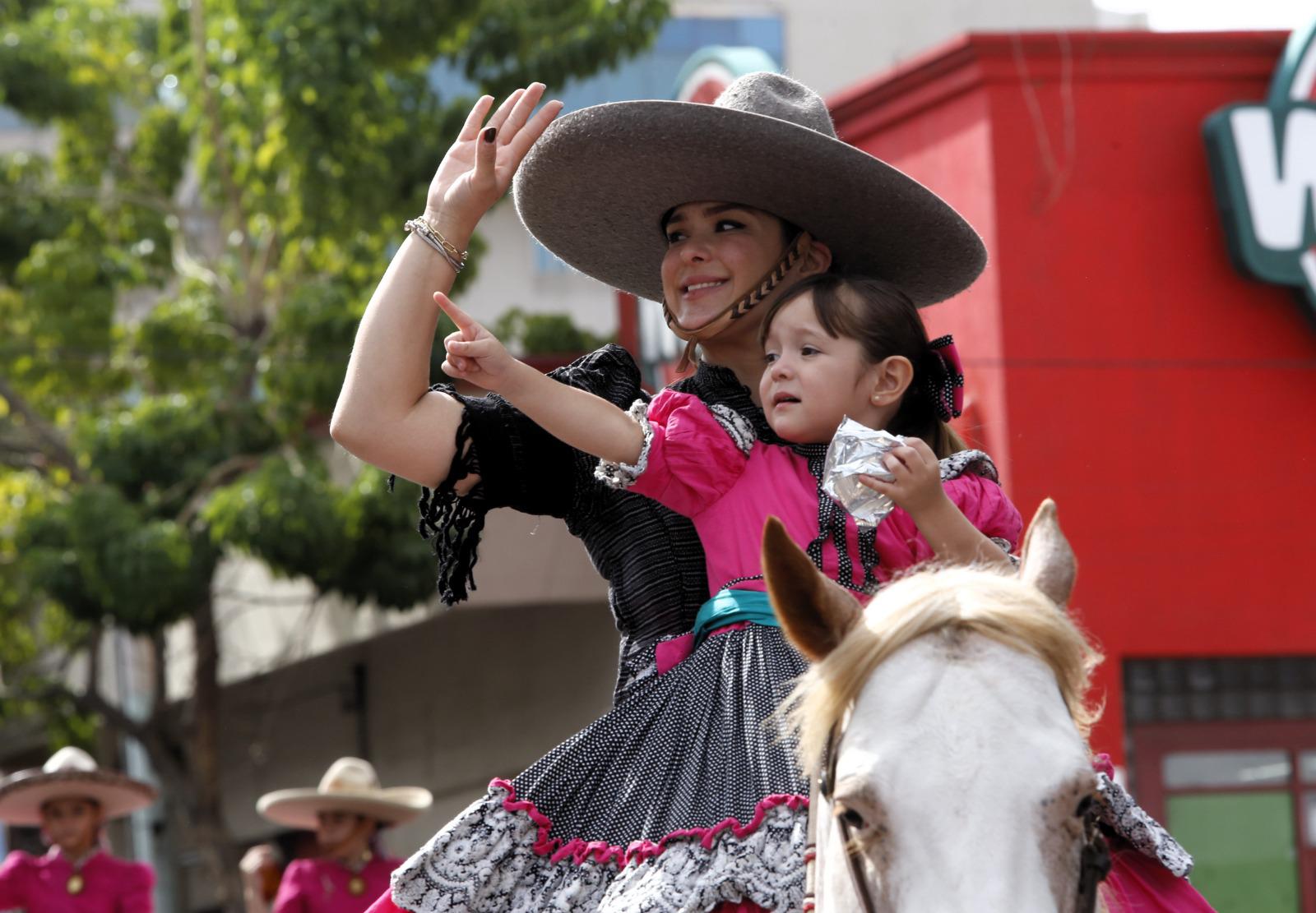 $!Participan casi 4 mil personas en el desfile del 20 de Noviembre en Culiacán