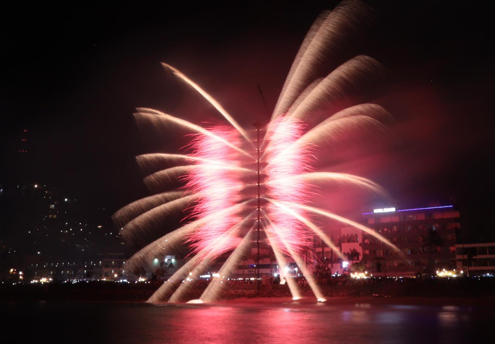 $!Disfrutan miles de personas del tradicional Combate Naval del Carnaval de Mazatlán