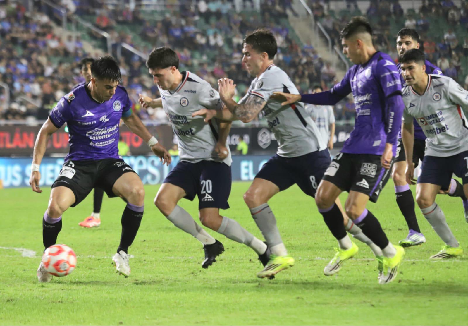 $!Mazatlán FC acaricia el triunfo, pero al final se le escapa ante Cruz Azul