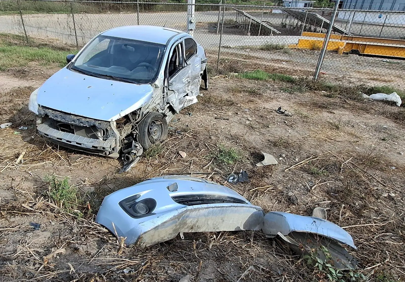 $!Auto se sale de la carretera tras ser impactado por camioneta en la Villa Unión-Walamo