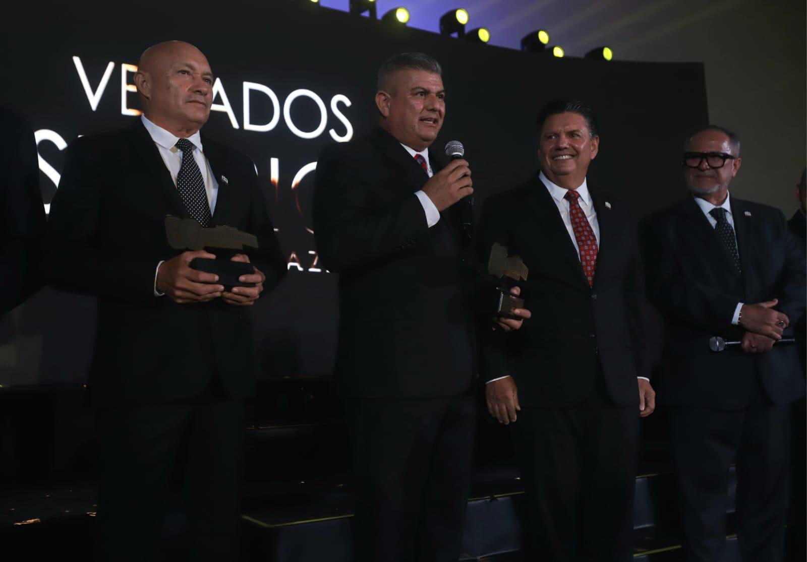 $!Reconocen trayectoria de familia de Venados de Mazatlán