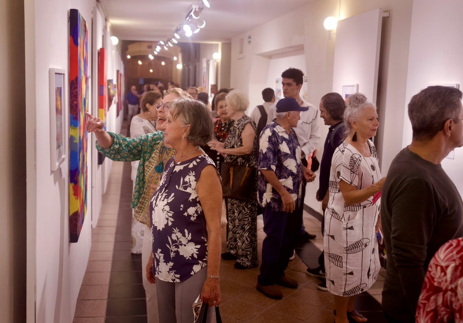 $!Los asistentes observaron de cerca las piezas de la exposición y compartieron sus impresiones durante la apertura de la muestra.