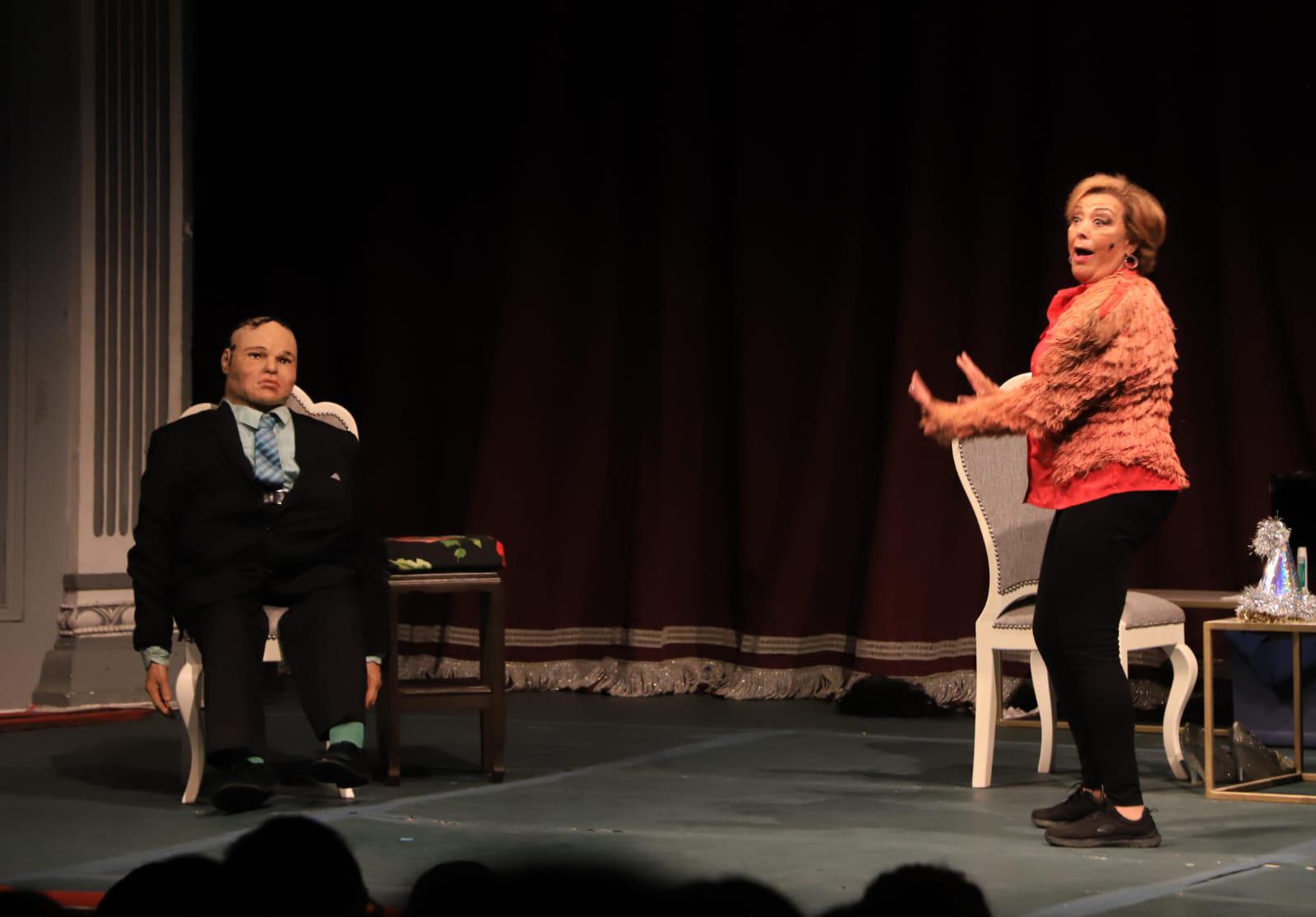 $!Sylvia Pasquel hace reír y reflexionar al público con ‘No seré feliz, pero tengo marido’