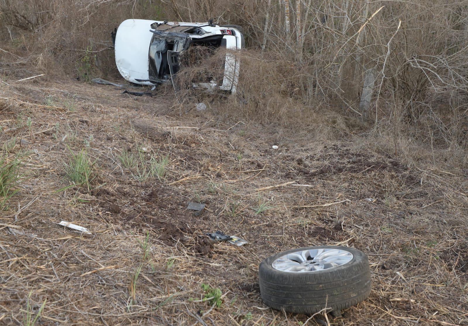 $!Vuelca dueño de Azteca Lighting en la Autopista Mazatlán-Culiacán; sale por su propio pie de su camioneta