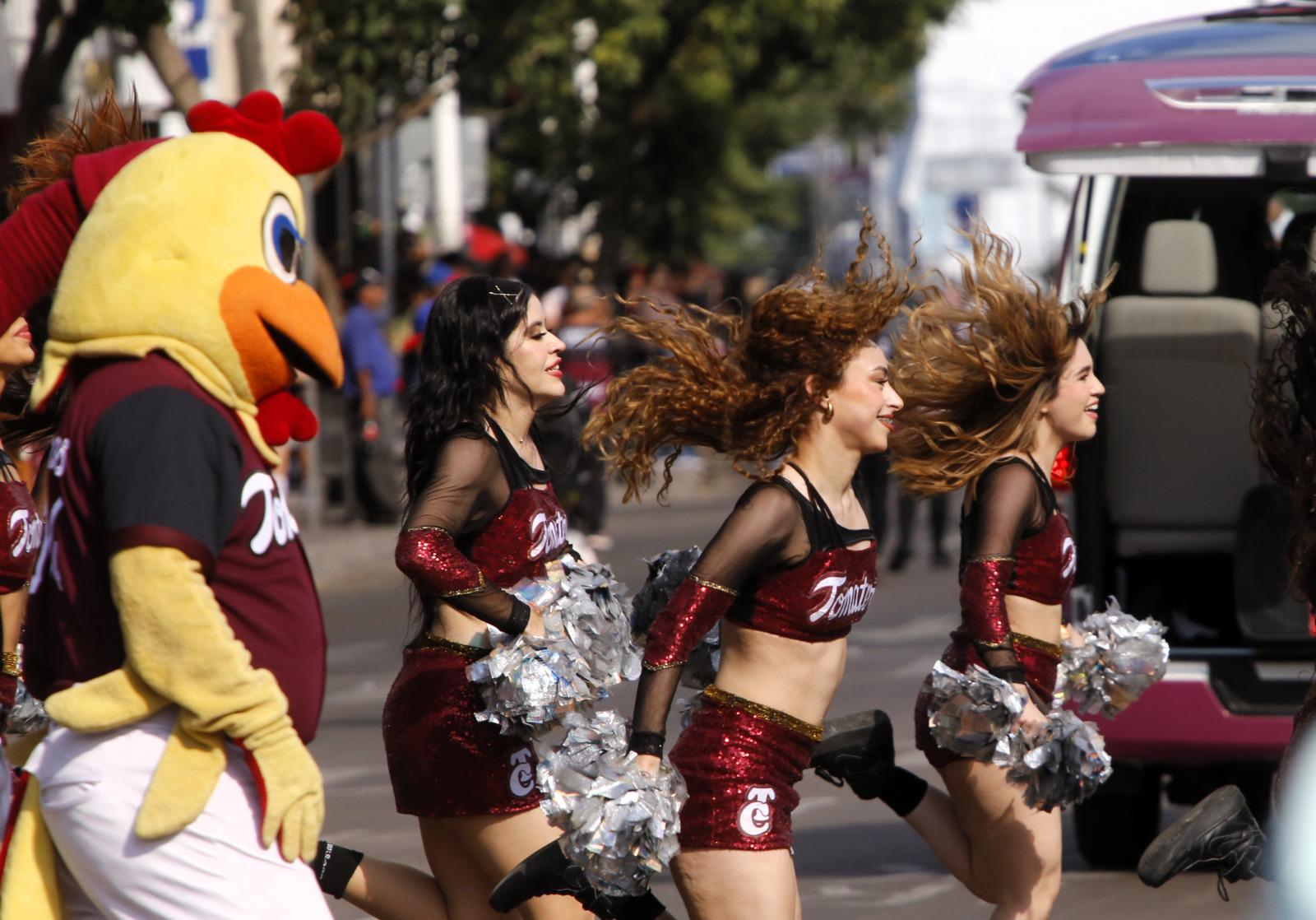 $!Participan casi 4 mil personas en el desfile del 20 de Noviembre en Culiacán