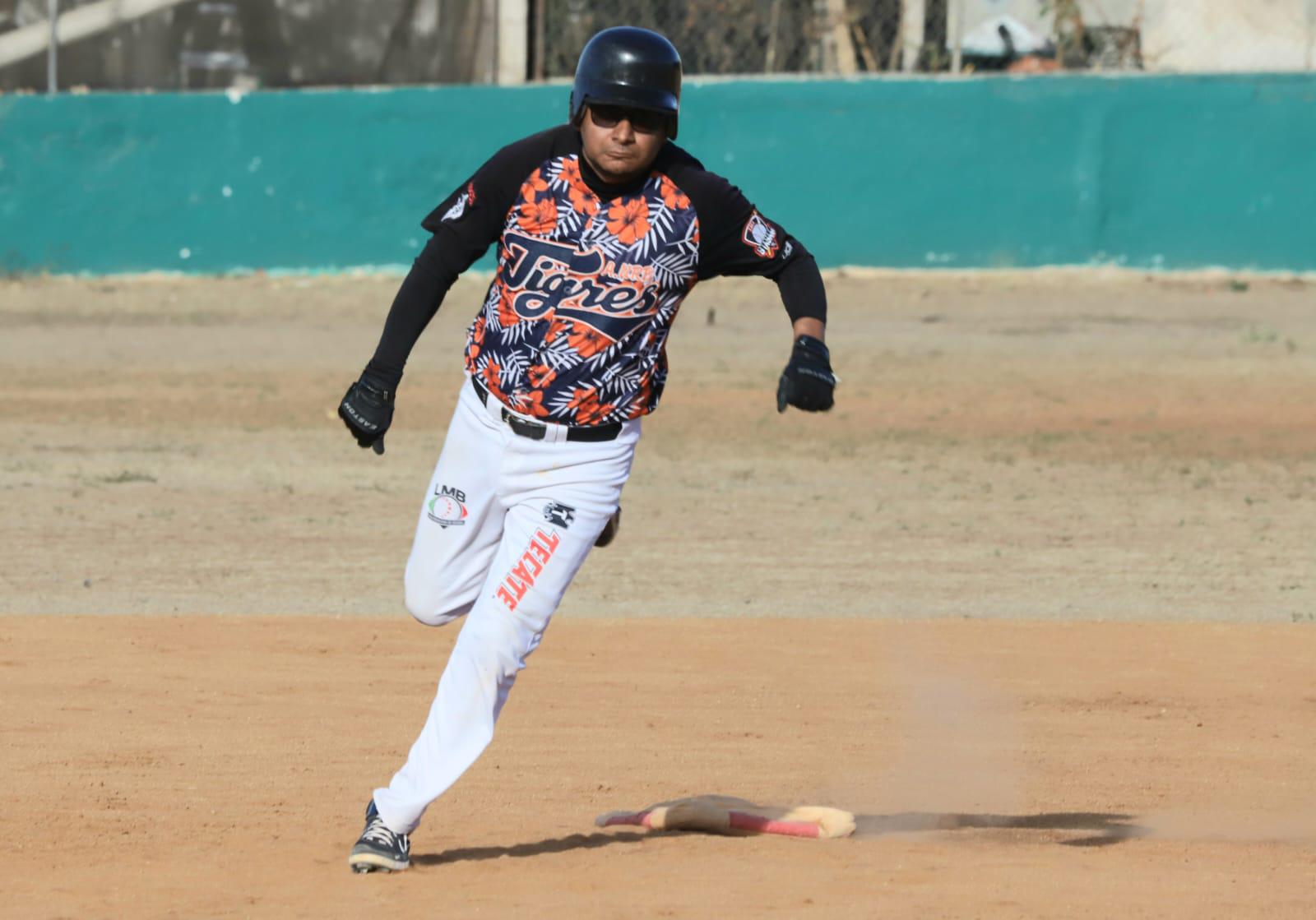 $!Familia Kelly domina duelo en la cumbre en Liga Meseros