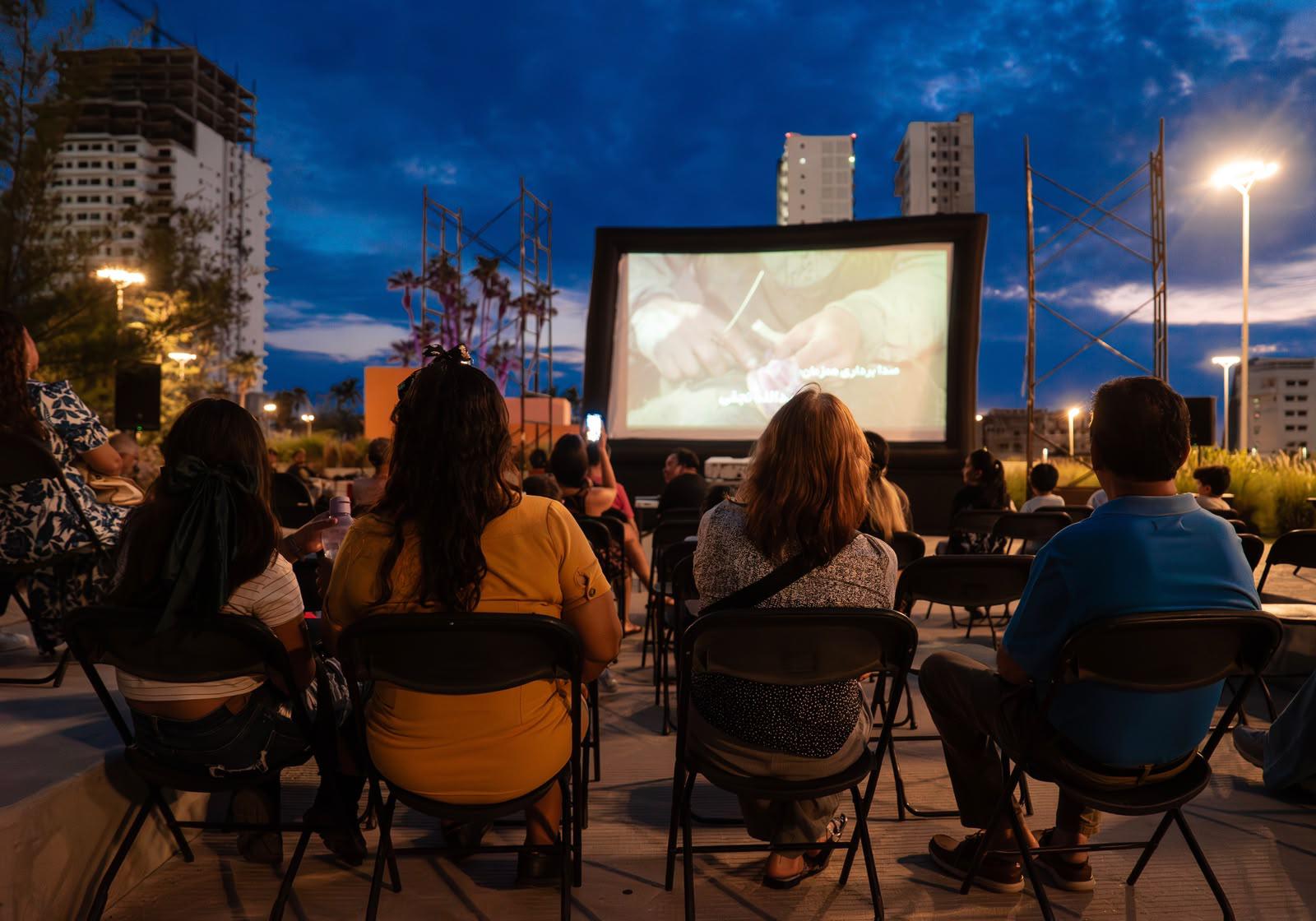$!Familias mazatlecas disfrutan la proyección de cine al aire libre.