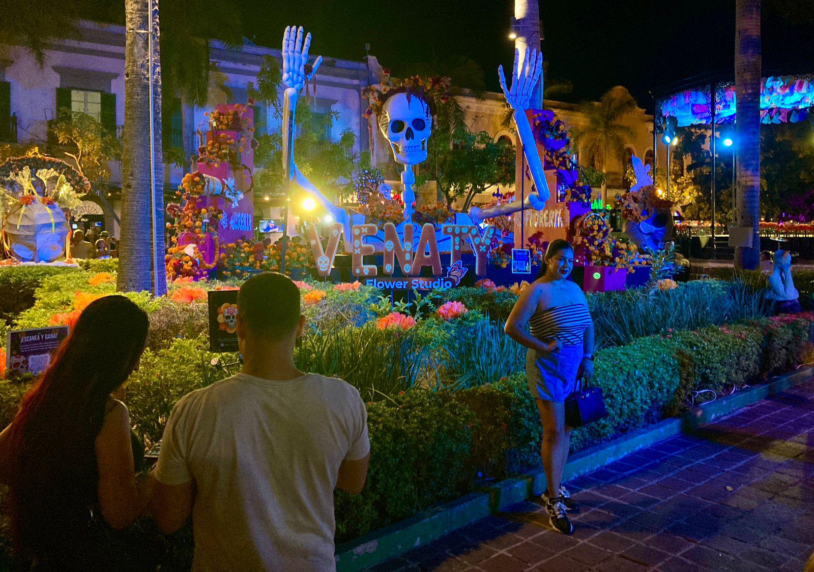 $!Mazatlecos comienzan a llenar el Centro Histórico para celebrar el Día de Muertos