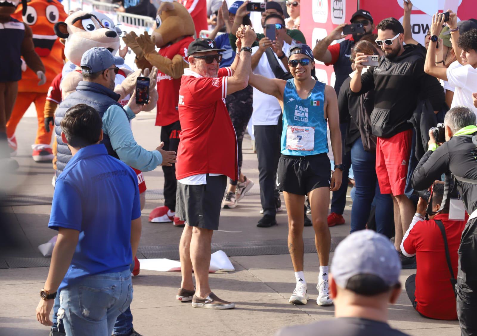 $!Gerardo Zárate recibe ayuda del cielo para ganar el Maratón Pacífico
