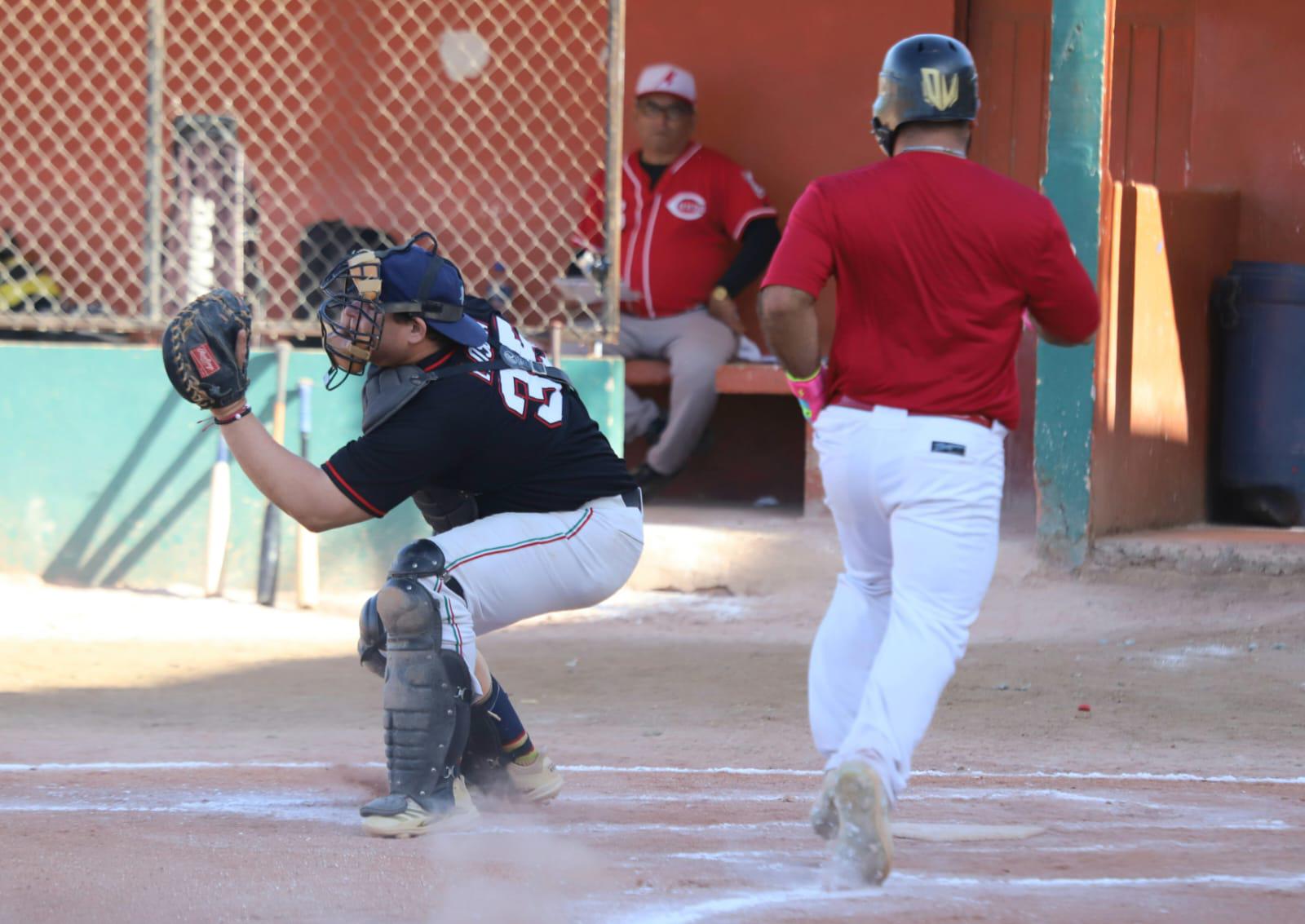 $!Familia Kelly domina duelo en la cumbre en Liga Meseros