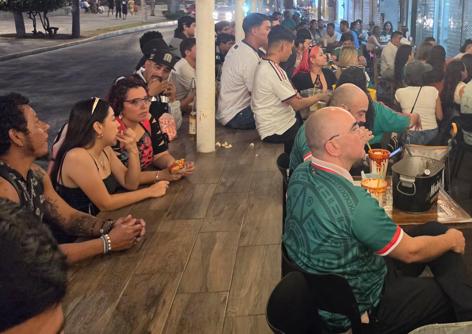 $!Presencian ya comensales y aficionados partido entre México contra Ecuador en restaurantes del Centro Histórico