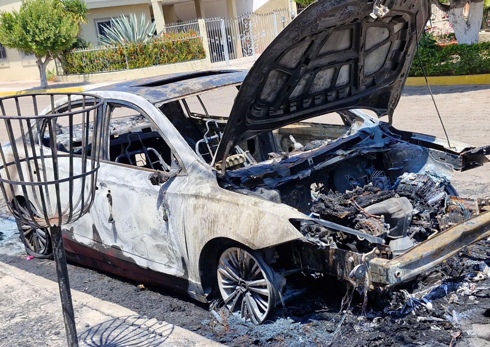 $!Abandonan e incendian auto en el fraccionamiento Lomas de Mazatlán