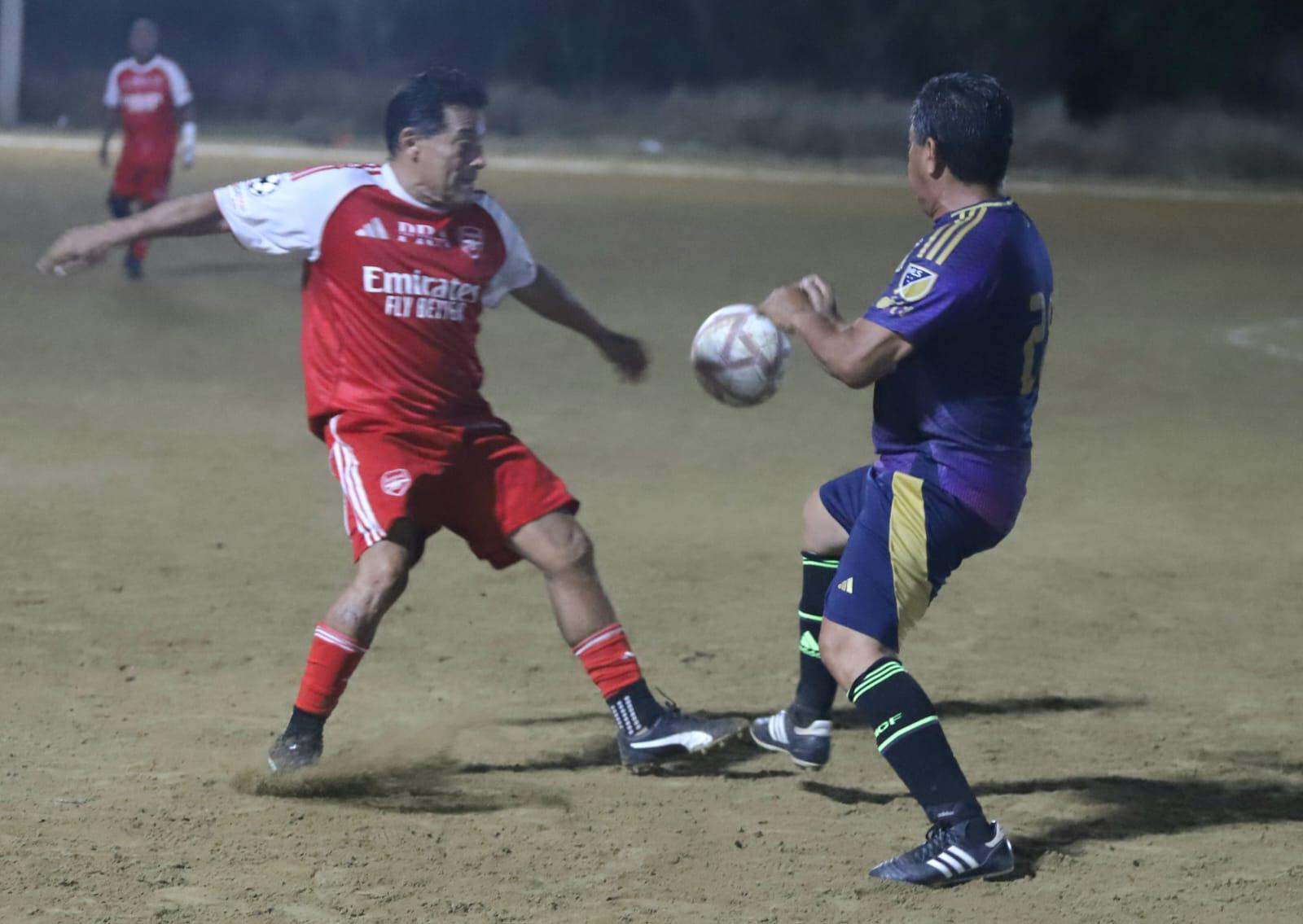 $!Hermanos y Amigos golean y Panteras siguen líderes en Liga de Futbol 55 Años y Más