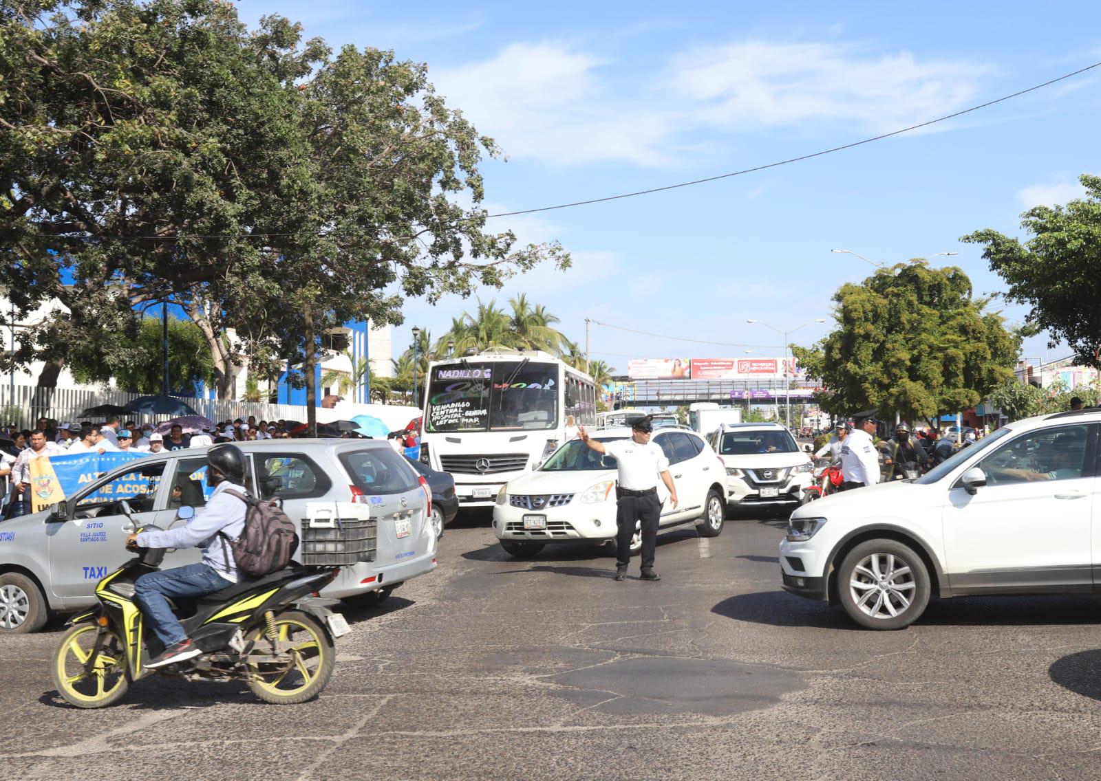 $!Manifestantes de la UAS bloquean la Ejército Mexicano en Mazatlán, pero genera caos vial en toda la zona