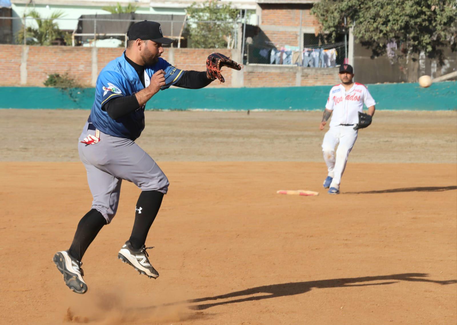 $!Familia Kelly domina duelo en la cumbre en Liga Meseros