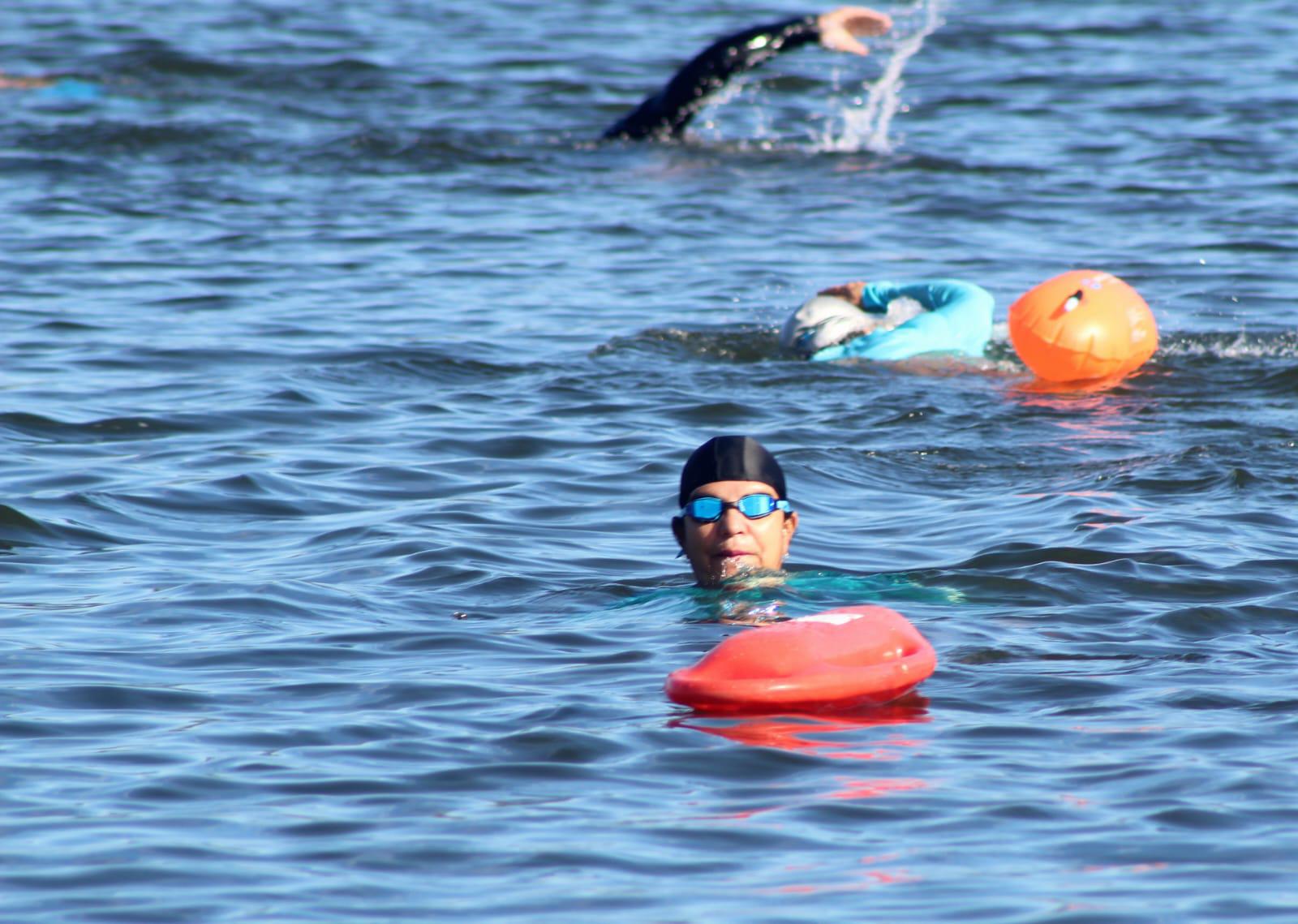 $!Disfrutan nadadores mazatlecos de la presa Picachos